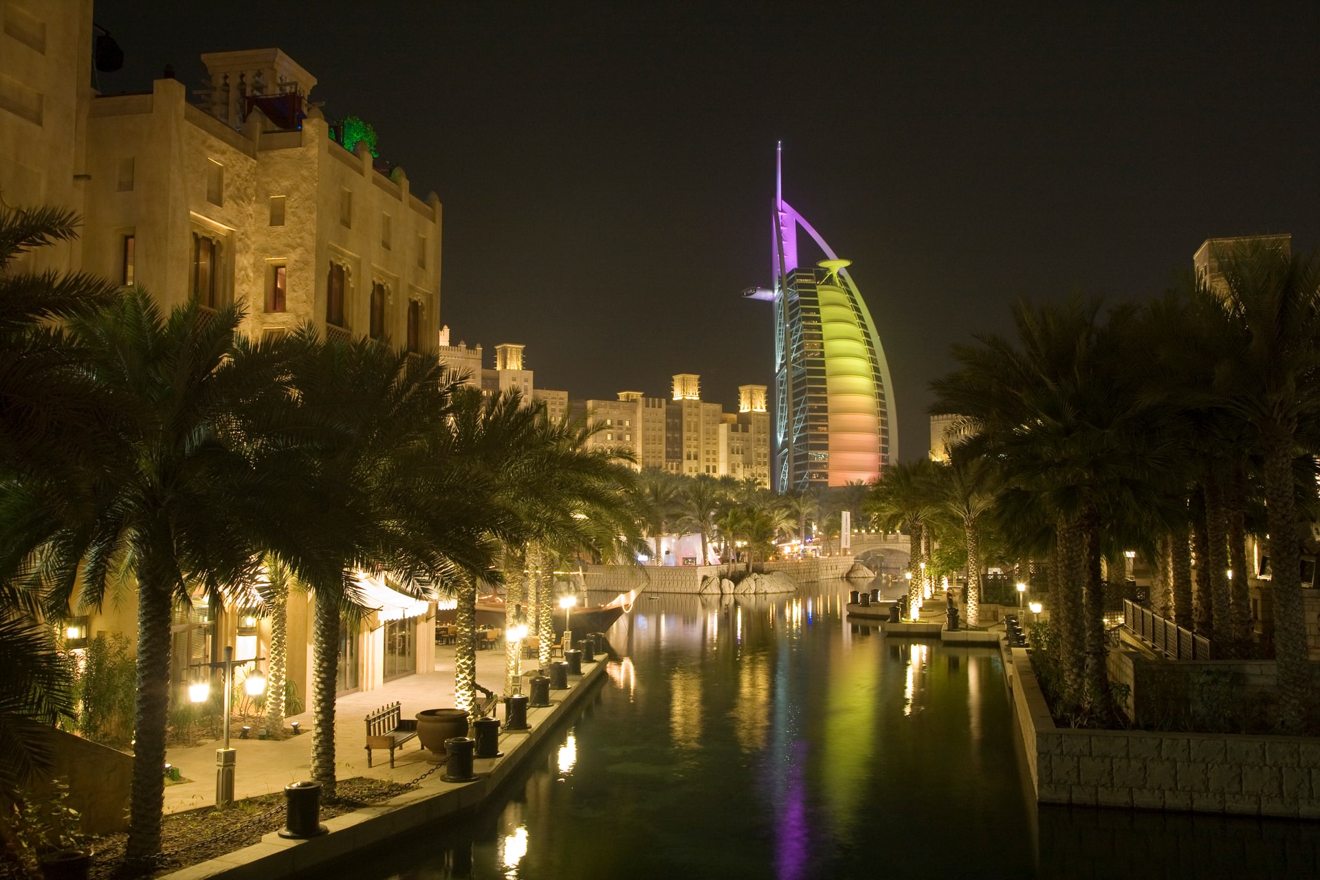 Irán rakétái felgyújtották a Burj Al Arab luxusszállodát Dubaiban