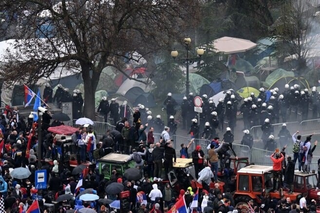Szerb diákok és tüntetők csaptak össze a rendőrséggel Belgrádban