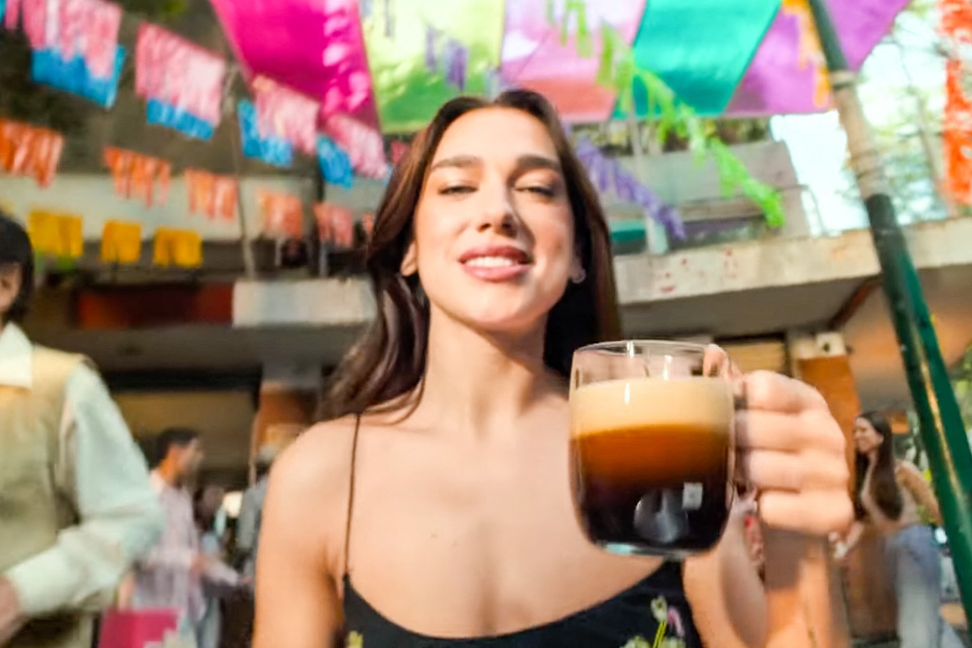 Dua Lipa életmentő pickupot küldött az ukrán frontra + VIDEÓ