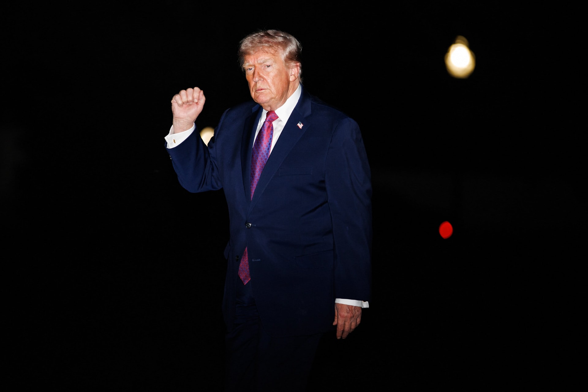 Donald Trump: Hétfőn folytatódik a béketárgyalás Iránnal
