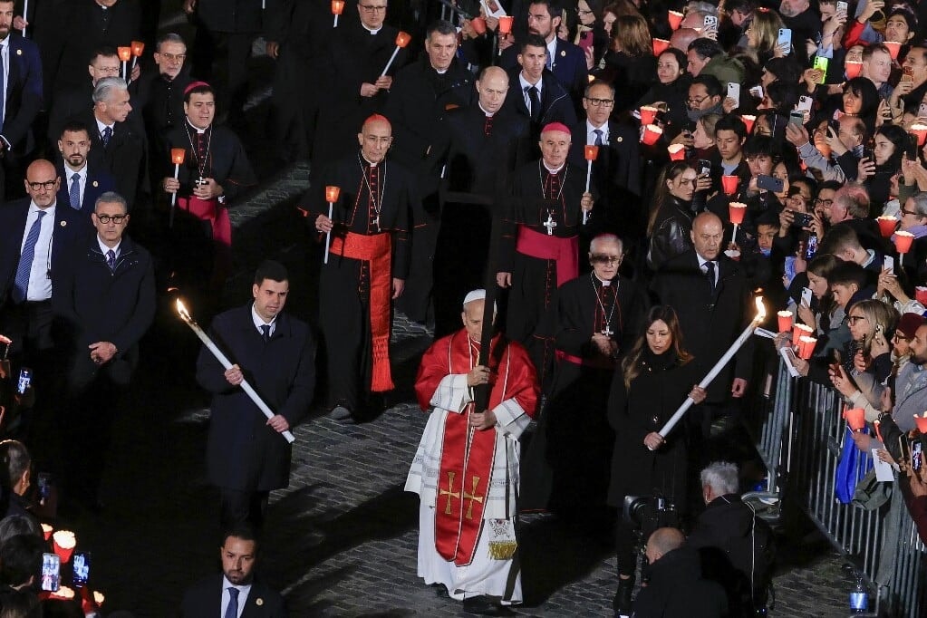 XIV. Leó pápa tíz felnőttet keresztel meg a húsvéti vigília szertartásán