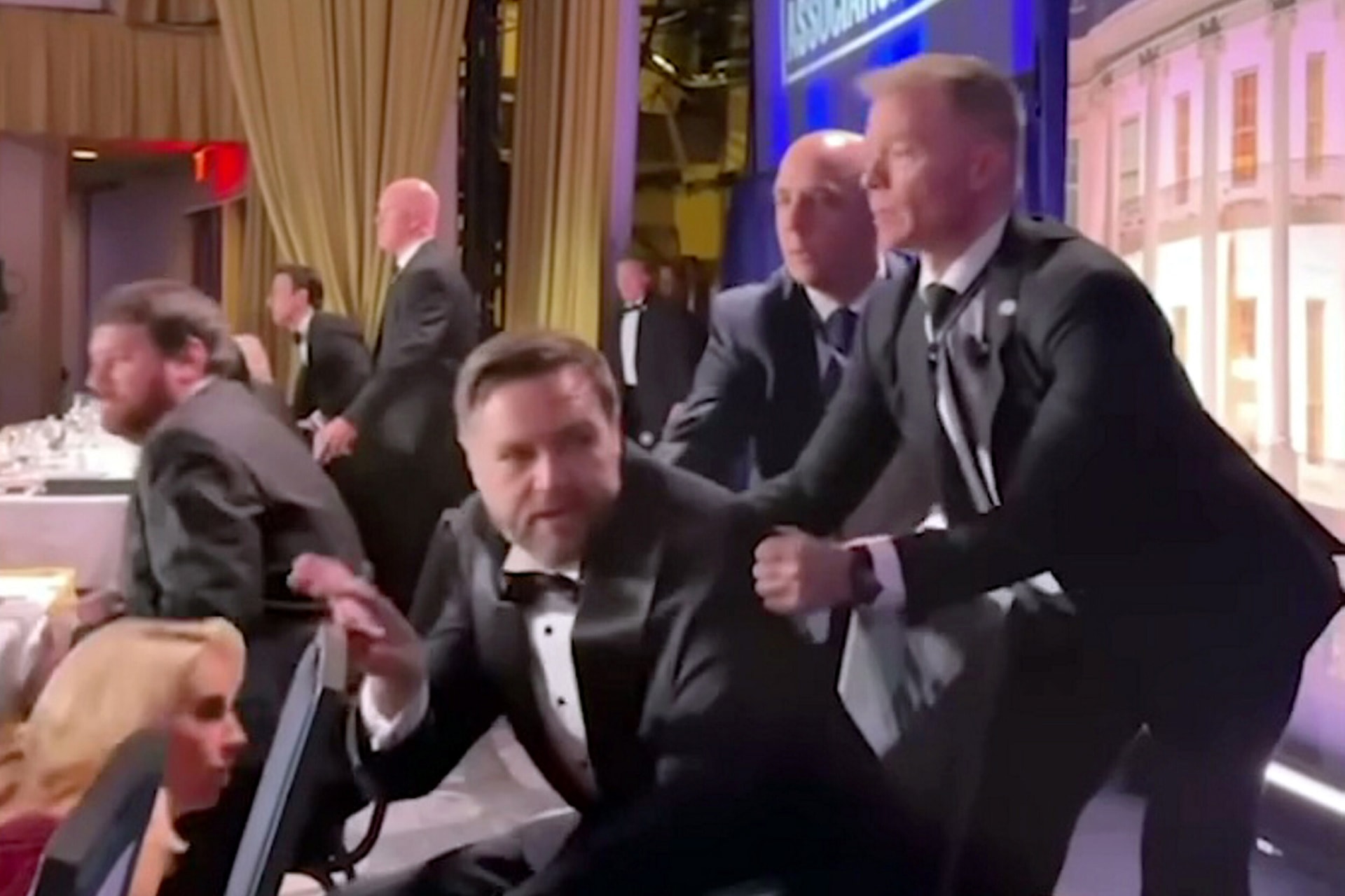 Vance-t már evakuálták, Trump még mindig nyugodtan ül + VIDEÓ