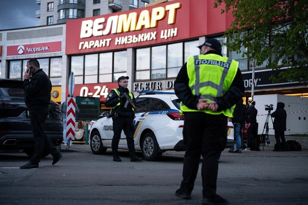 Kijevi járókelőkre lőtt, majd túszokat ejtett