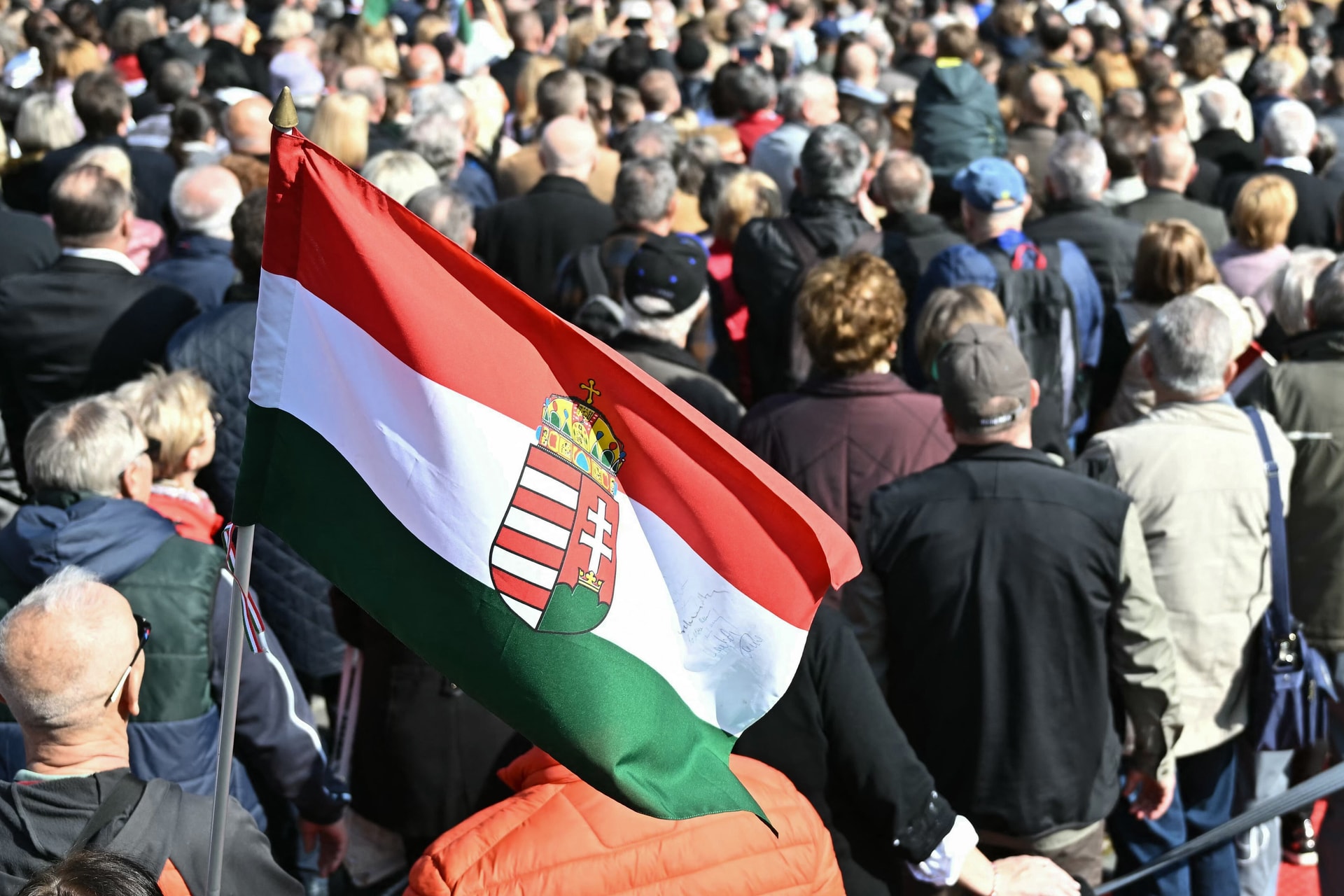 Magyar zászló elégetése miatt tiltakoznak vajdasági magyar szervezetek