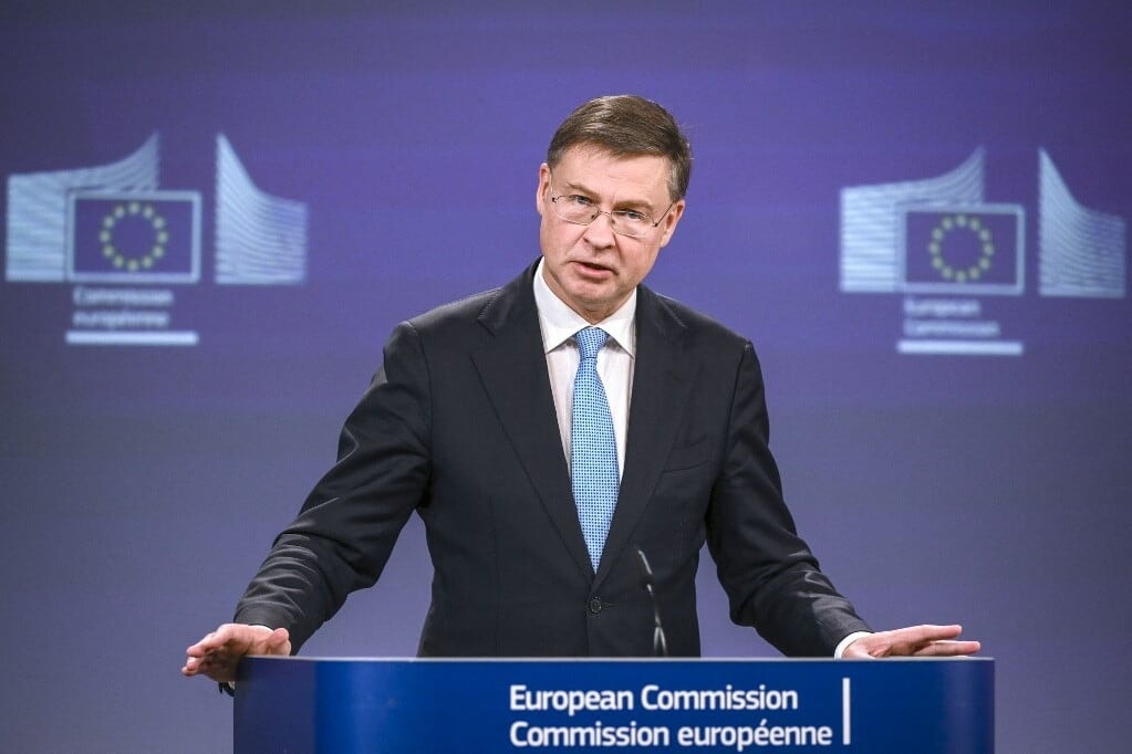 Uniós biztos: Az EU-nak fokoznia kell az Oroszországra gyakorolt gazdasági nyomást