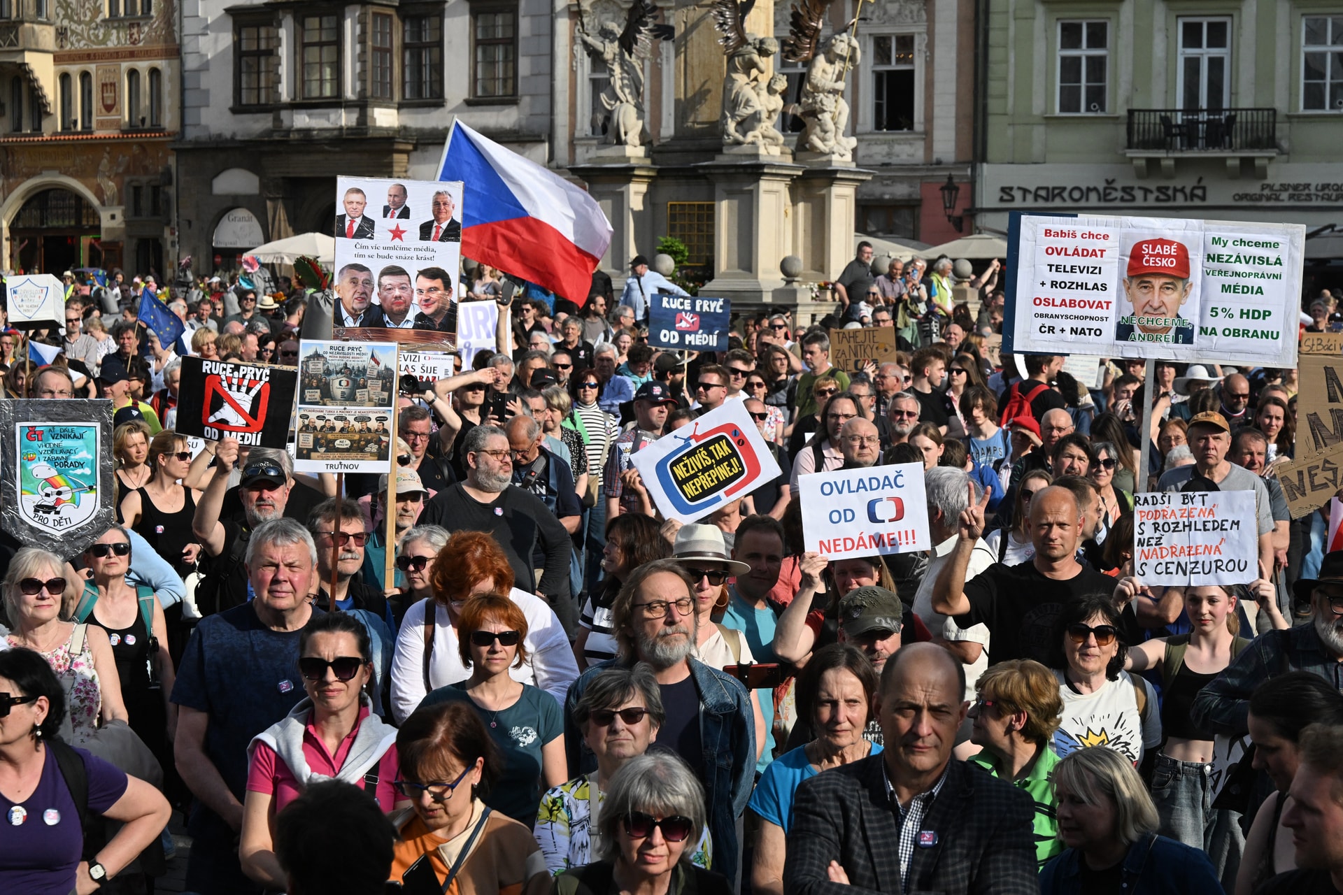Csehek tüntettek a prágai Óvárosban