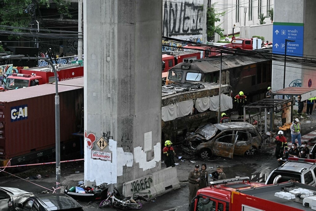 Tehervonat ütközött autóbusszal Bangkok központjában
