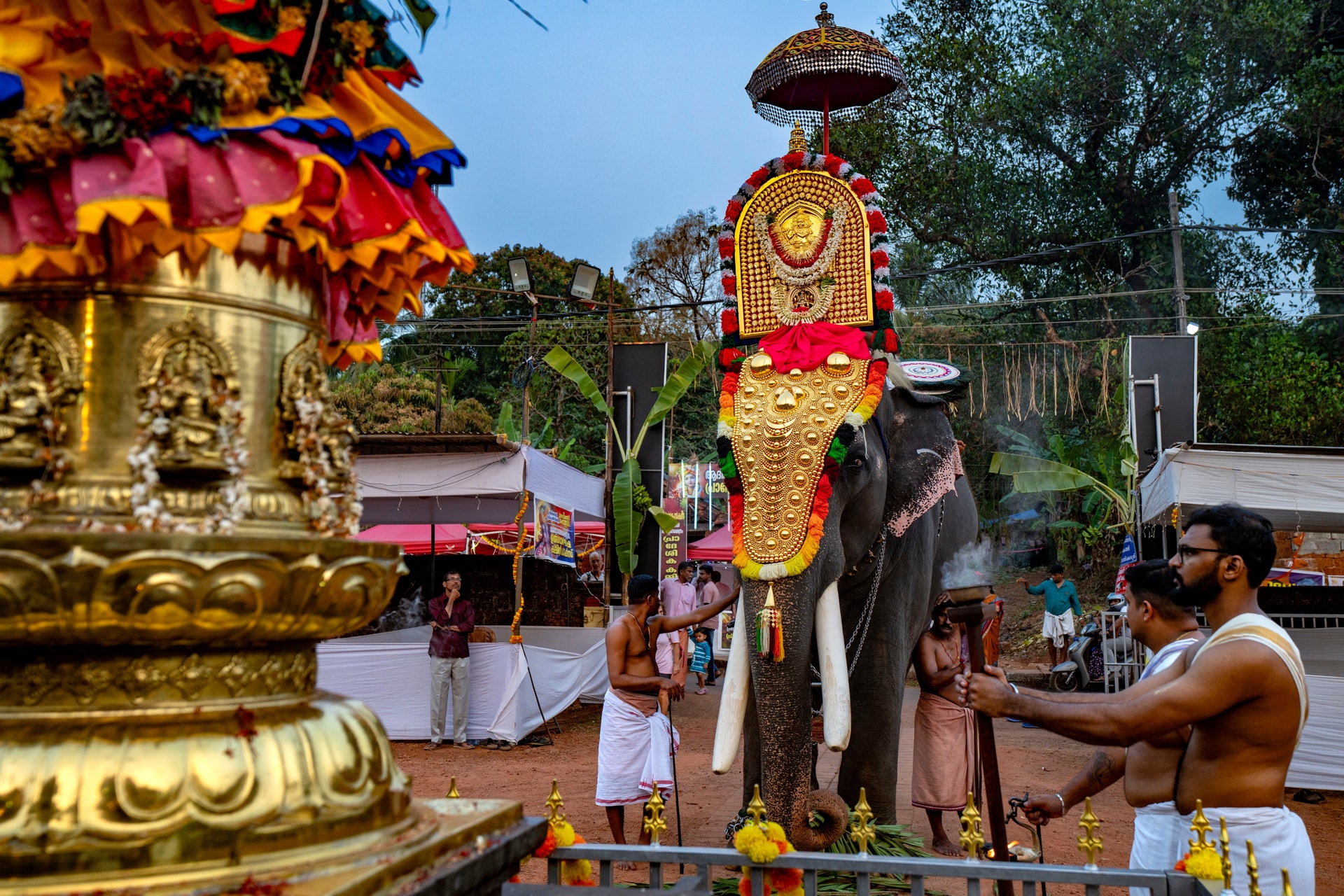 Egy elefánt őrjöngésbe kezdett egy hindu templomban + VIDEÓ