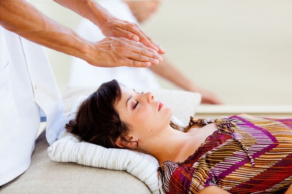 Reiki kezelés: érintés nélküli gyógyítás vagy pszichológiai hatás?