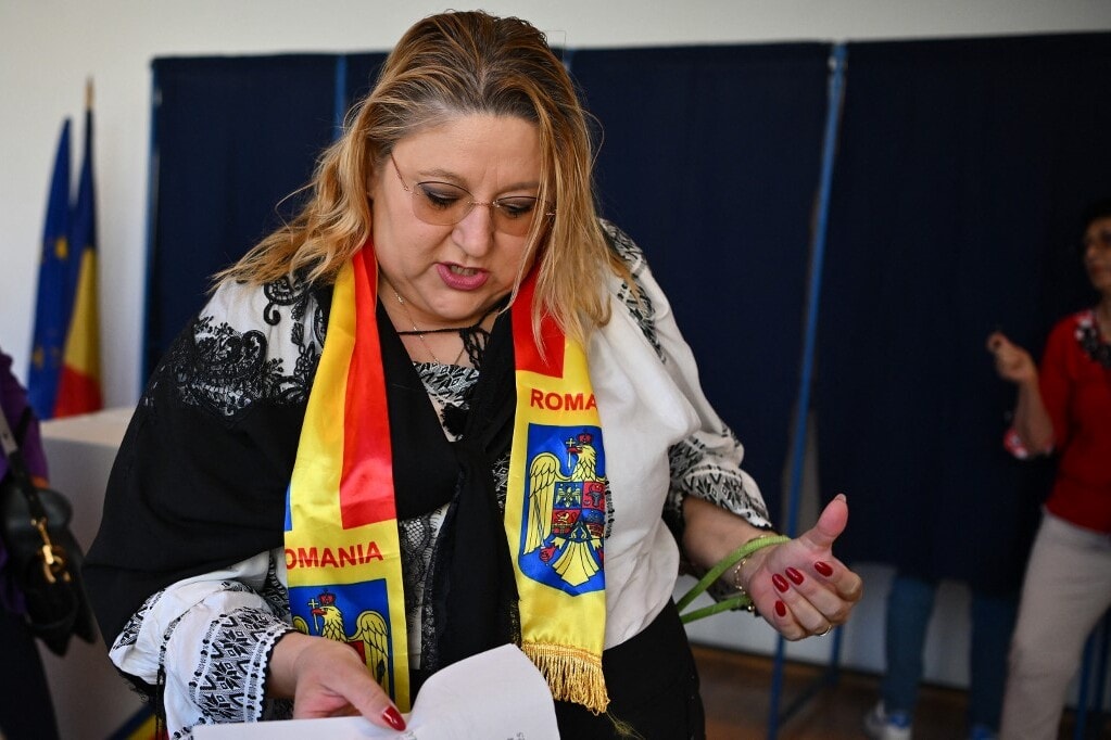 Széttépte az uniós zászlót a román EU-s képviselő
