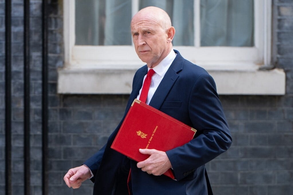Bajba került a brit védelmi miniszter