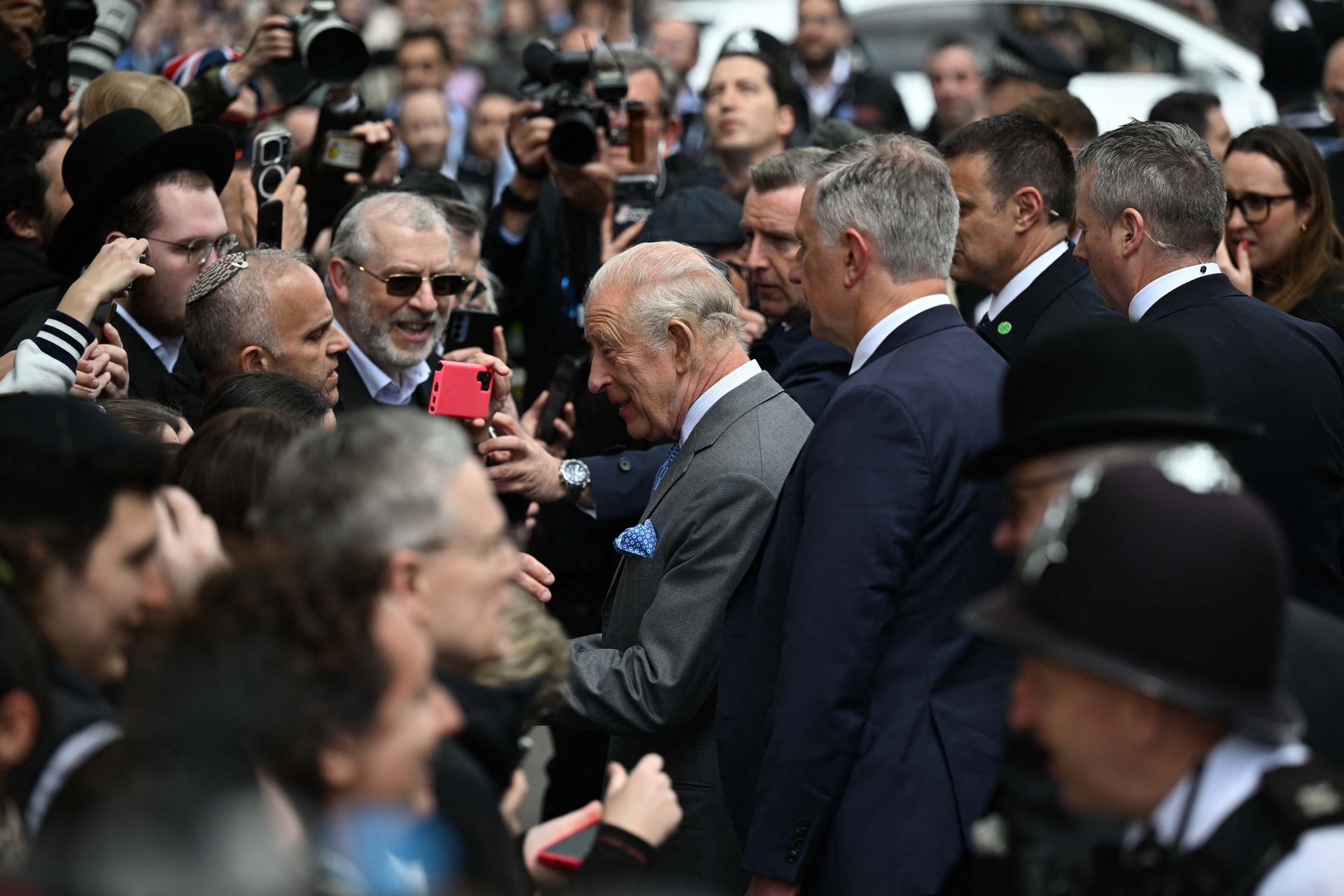 Károly király ellátogatott London zsidónegyedébe