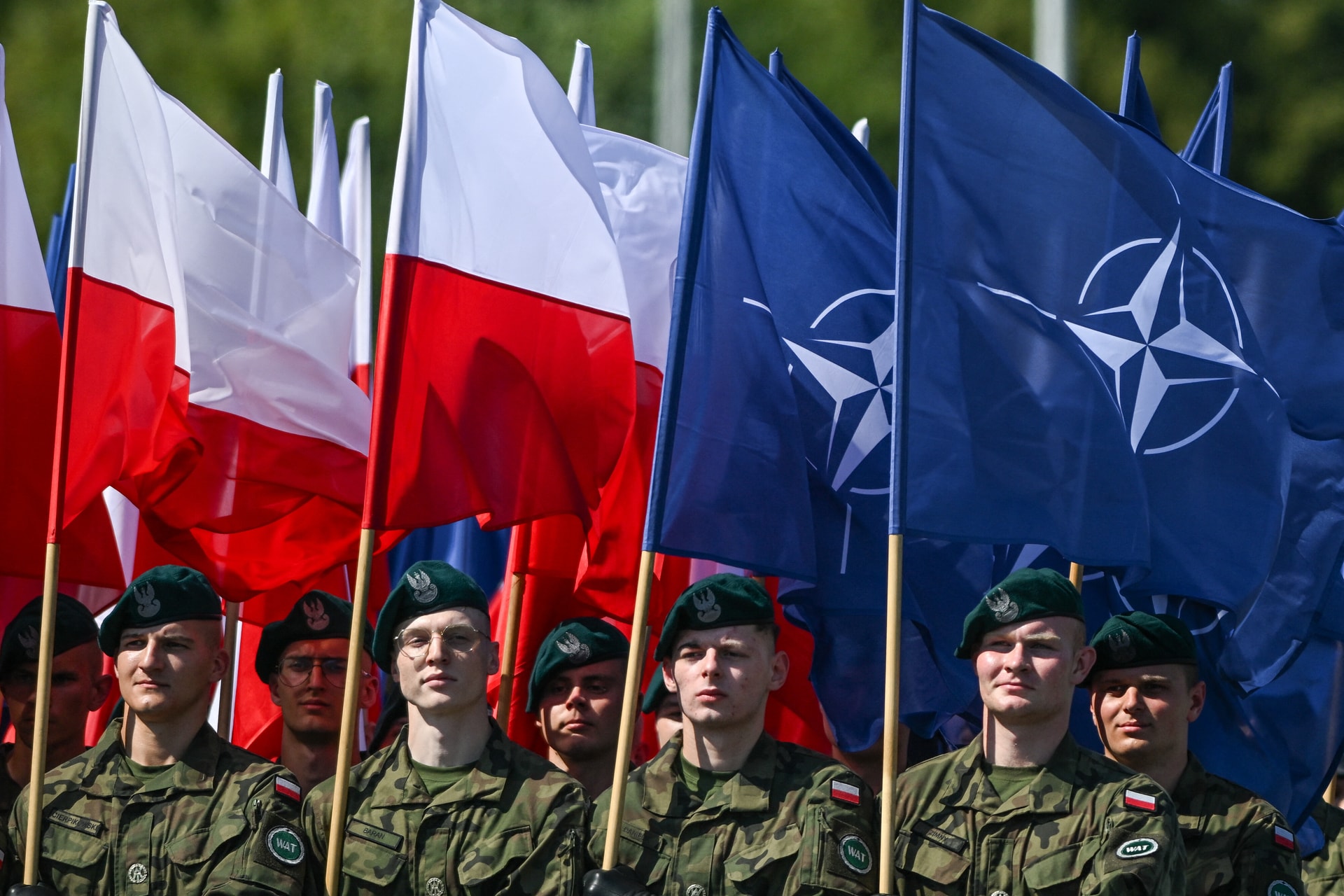 Lengyelország szerint migránsokkal támadják a NATO-t