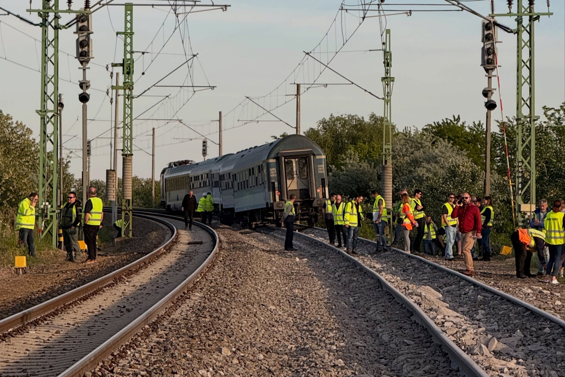 Elvontatták a Gyomaendrődnél kisiklott vasúti kocsikat