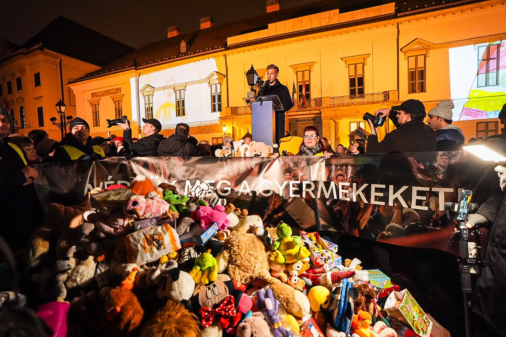 Szombaton a BL-döntőn, vasárnap a Karmelitában és a Szociális és Családügyi Minisztériumban látták vendégül gyermekvédelemben nevelkedő kisgyermekeket