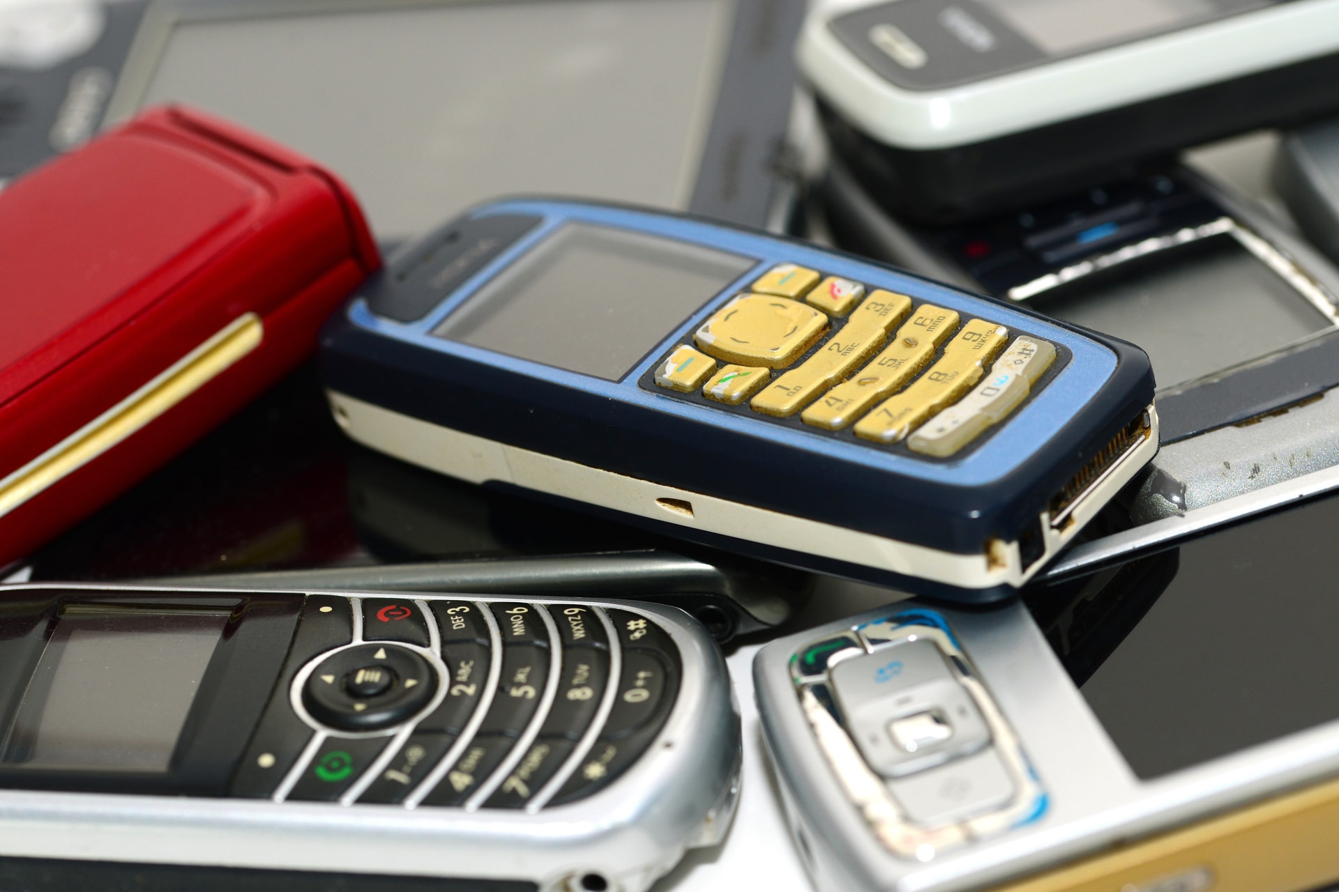 Soha ne tegye csak úgy fiókokba a régi mobiltelefonokat