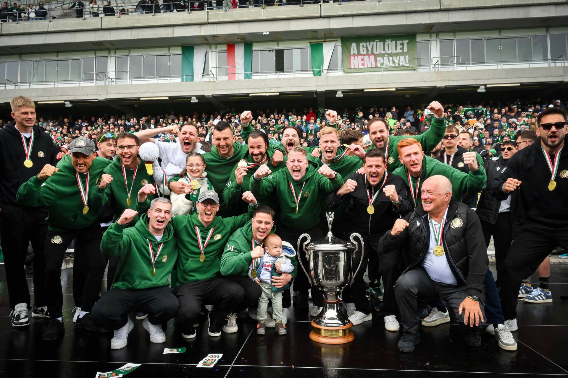 Szurkolóik jelenlétében vették át a bajnoki aranyérmet az ETO FC játékosai Győrben