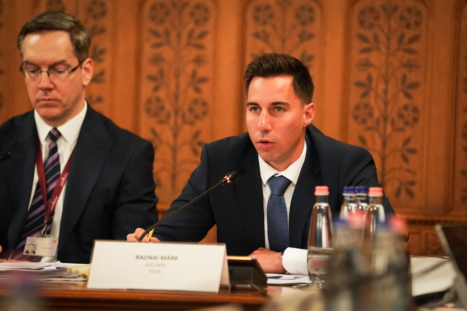 Elindul a Közhang