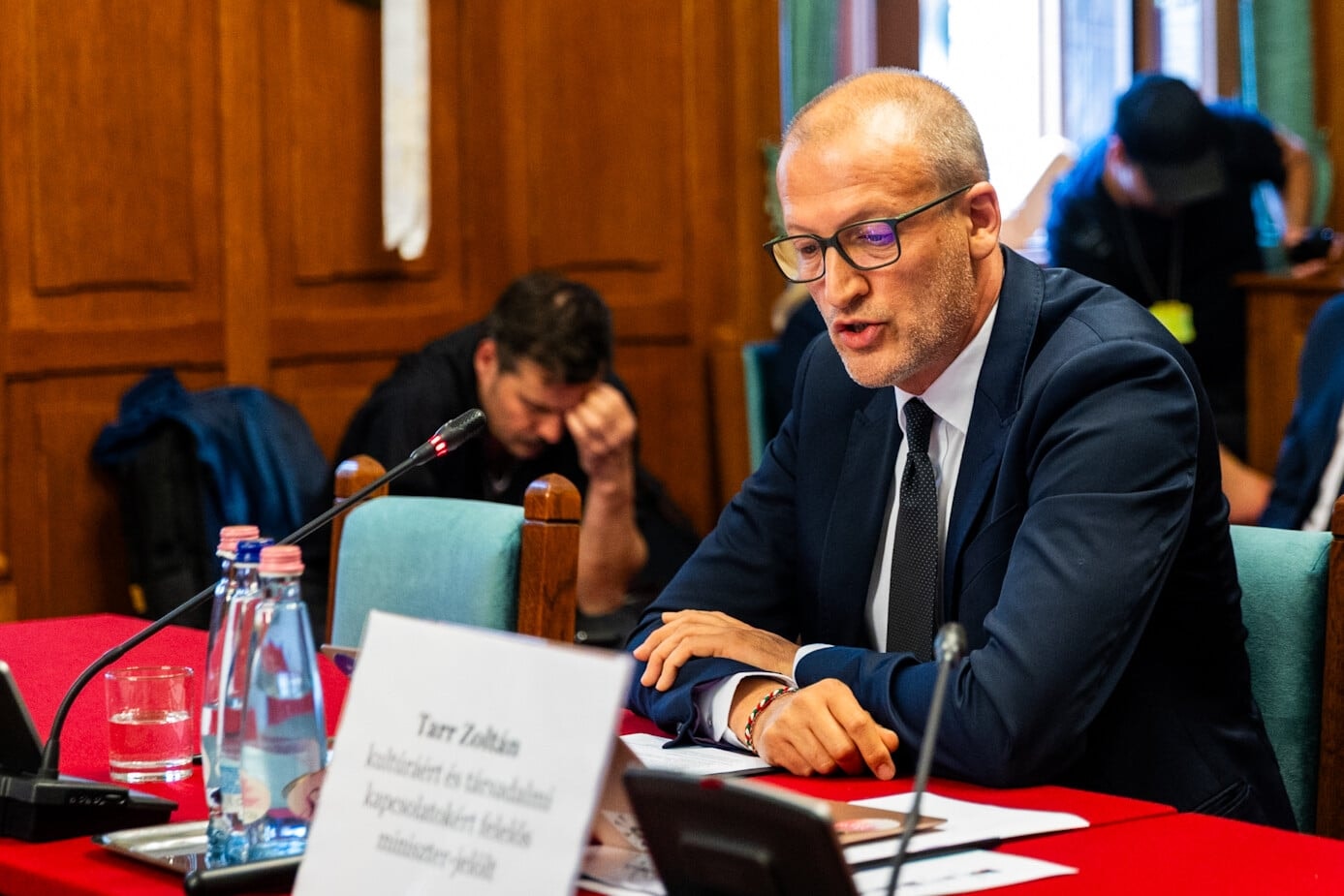 A társadalmi kapcsolatokért és kultúráért felelős miniszter elrendelte az NKA kifizetéseinek felfüggesztését