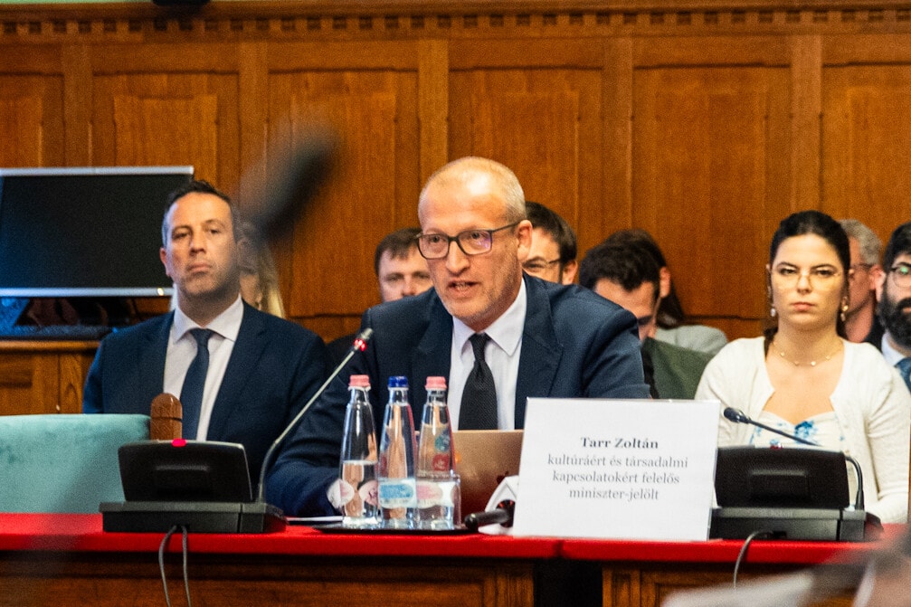 Megalakul az új kormány, ülést tart a parlament, esküt tesznek a miniszterek