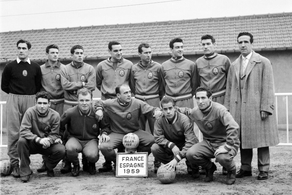 Kubala szobra visszakerül a Camp Nou elé