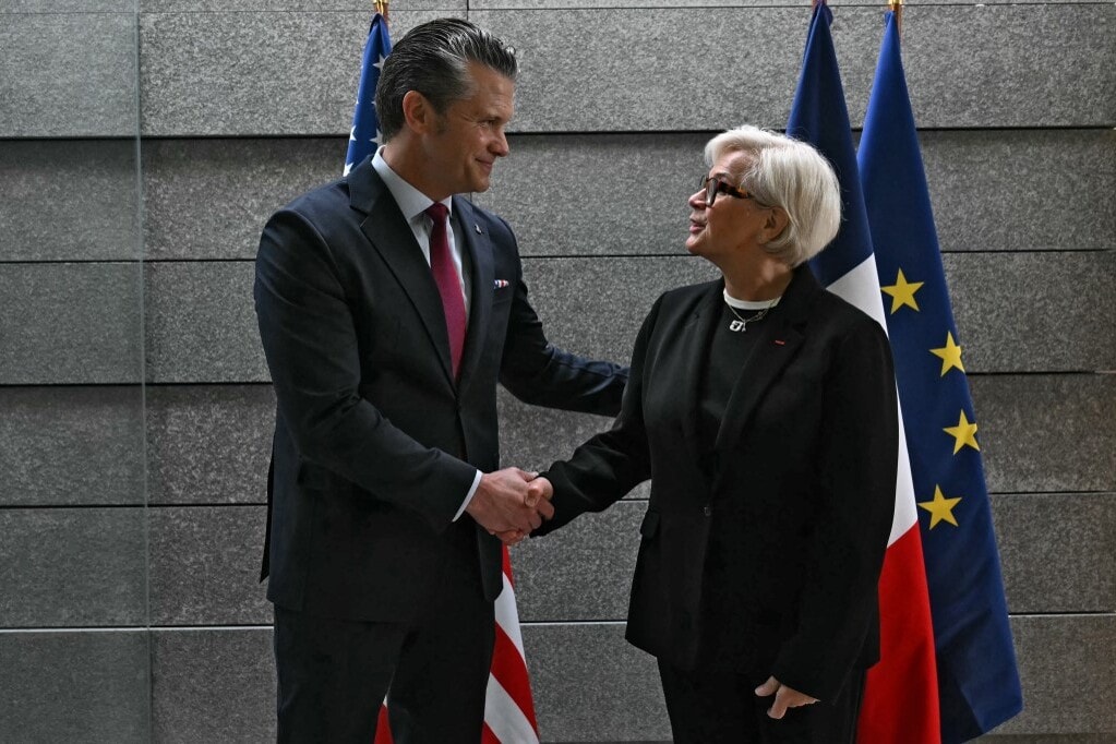 Az amerikai védelmi miniszter ismételten a védelmük megerősítését kérte az európaiktól