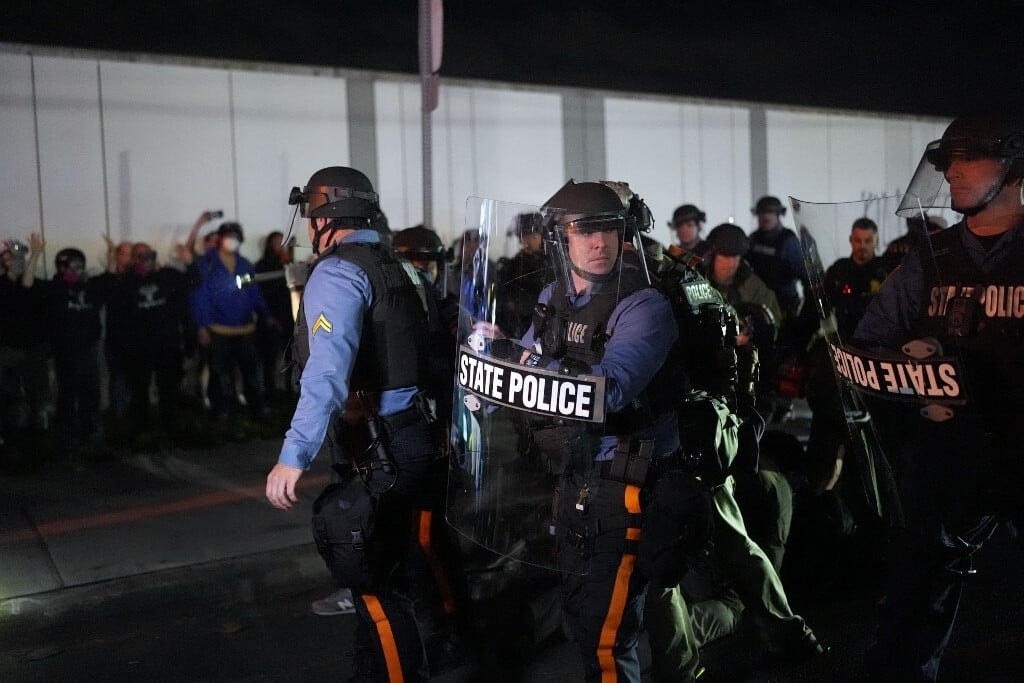 Több tüntetőt őrizetbe vettek New Jersey-ben az amerikai bevándorlási hatóság fogdájánál