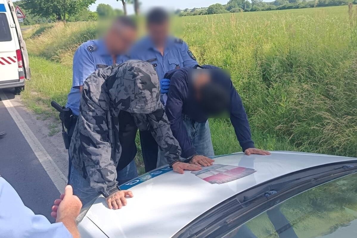 Embercsempészeket fogtak el Röszke közelében