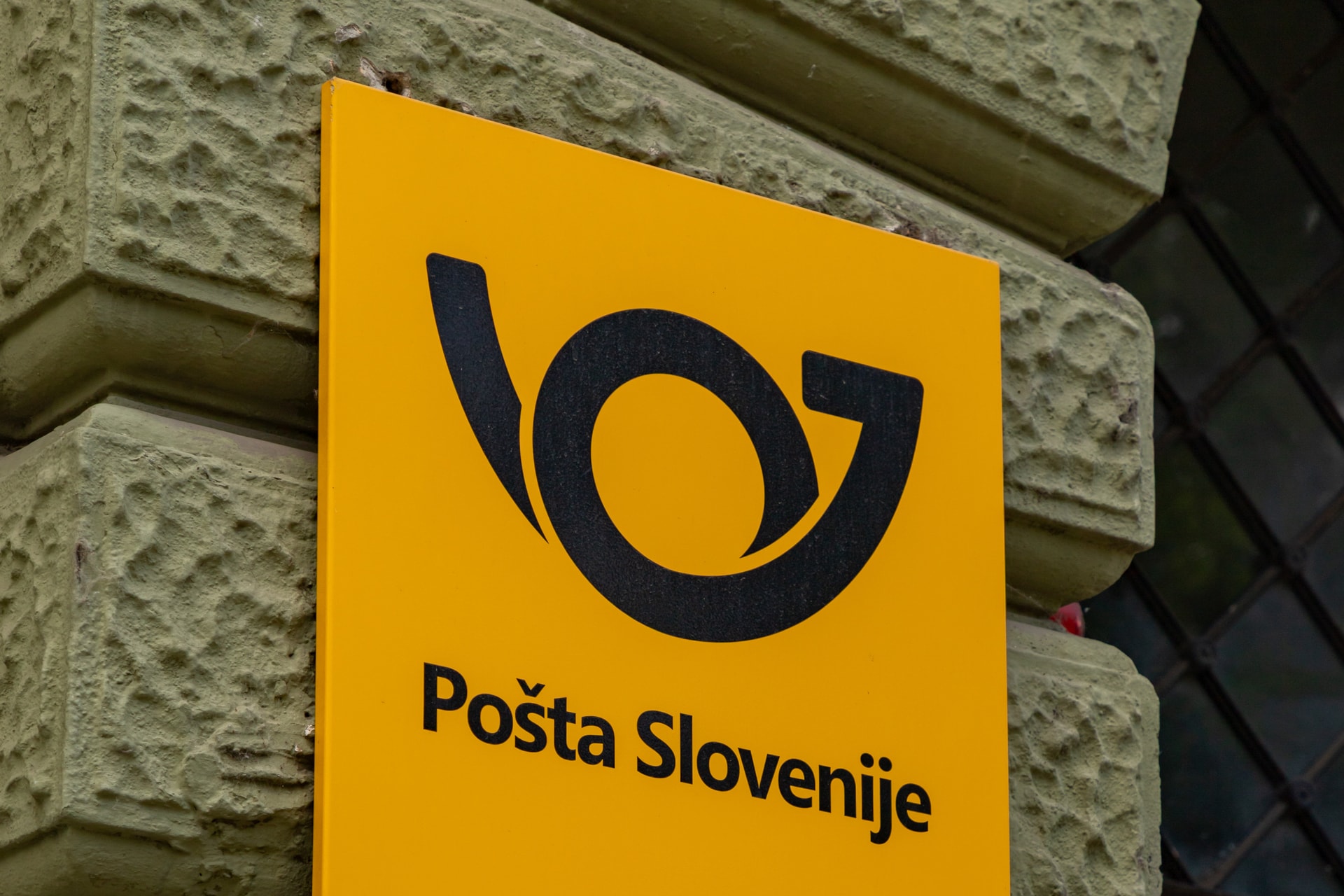 Robotpostás jelent meg Ljubljana utcáin