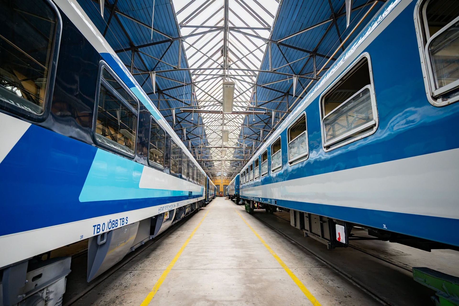 Dunakeszin, egy csarnokban sorakoznak a klimatizált InterCity-kocsik