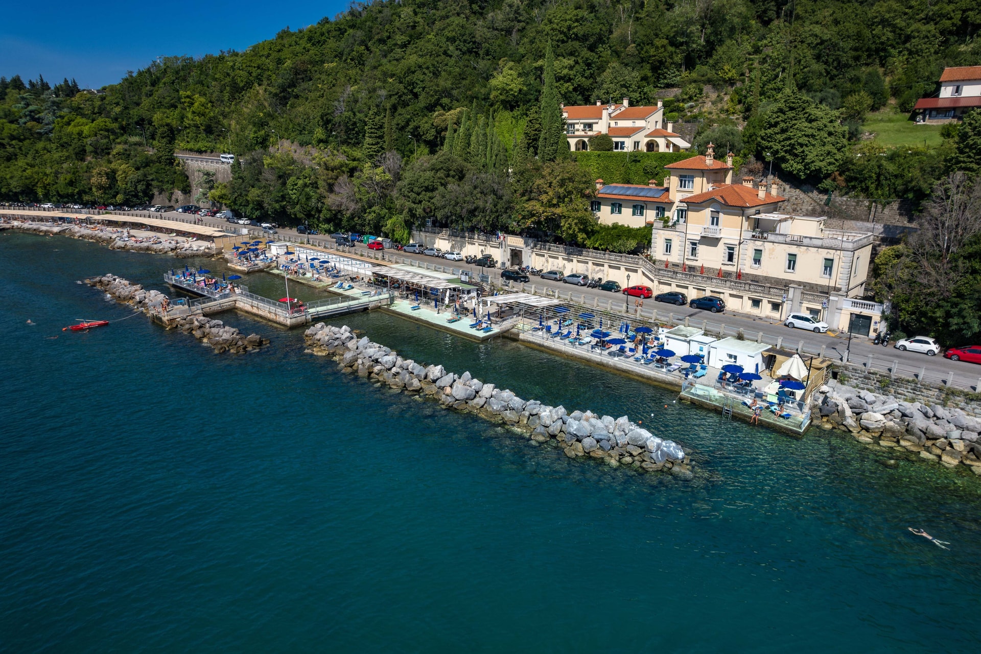 Két olasz turistát kitettek egy trieszti strandról