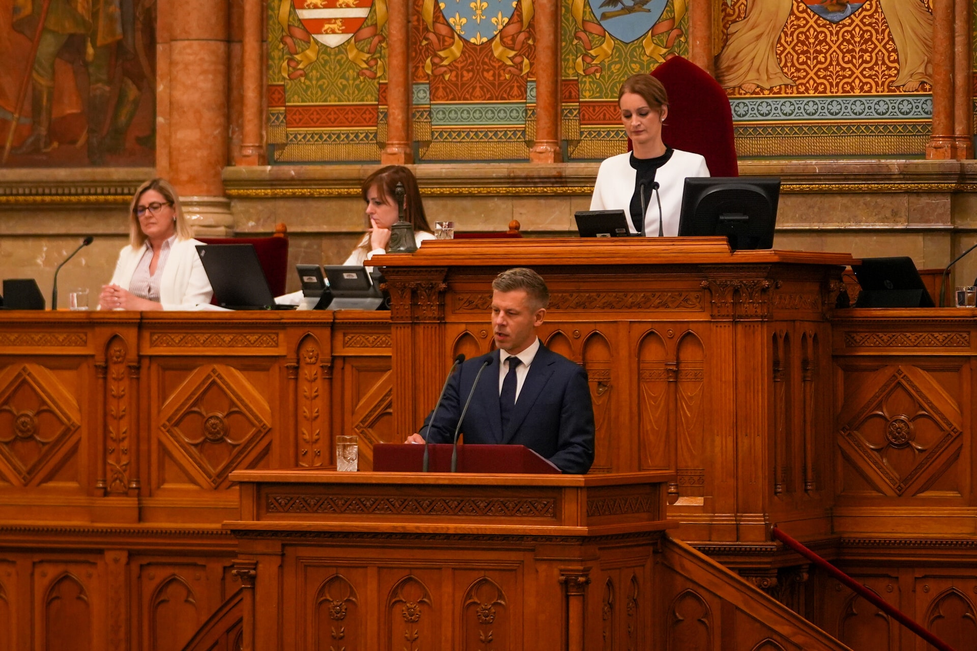 A képviselők tiszteletdíjáról tárgyalt az Országgyűlés