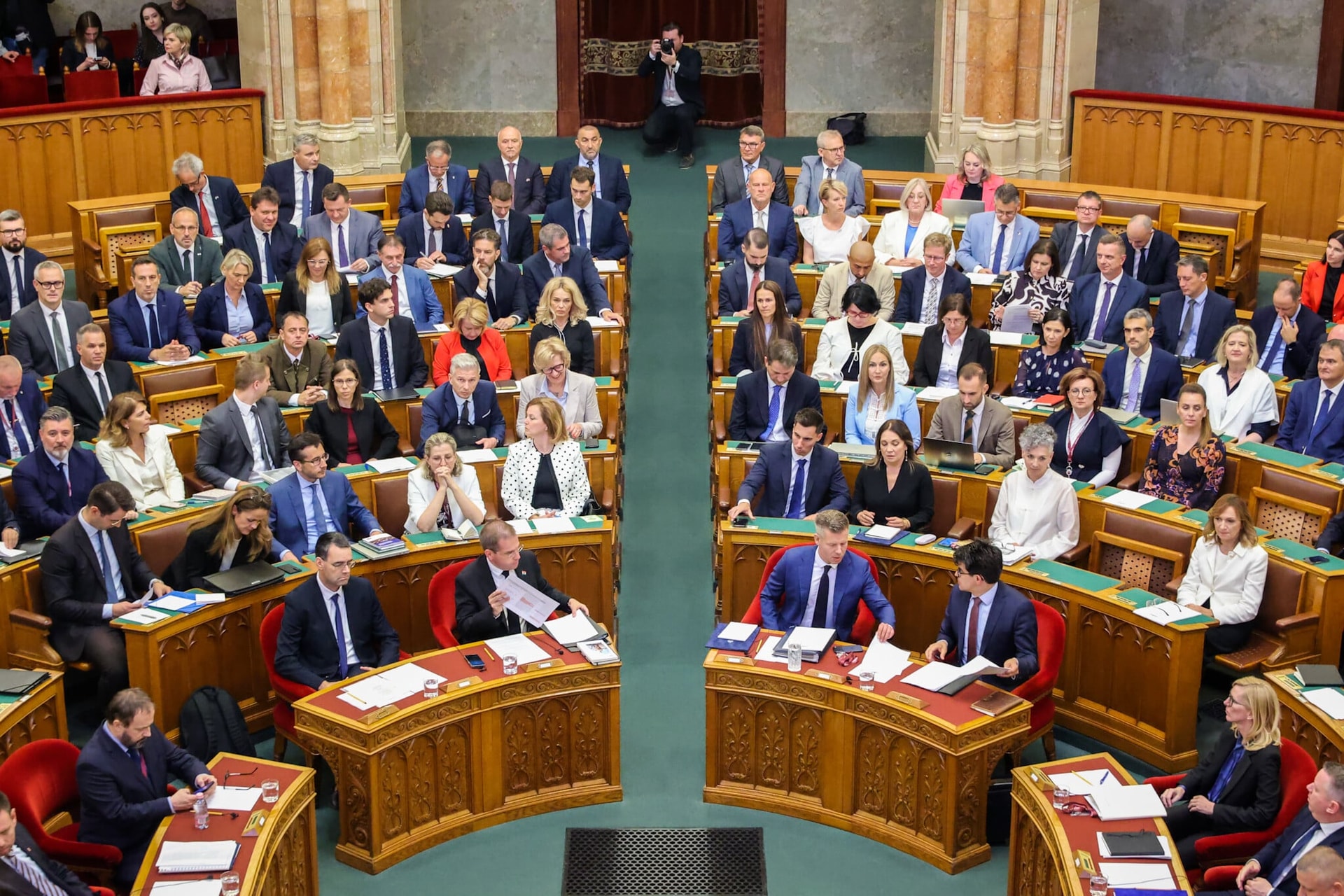 Országgyűlés: A védett üzemanyagár kivezetéséről dönthet a parlament