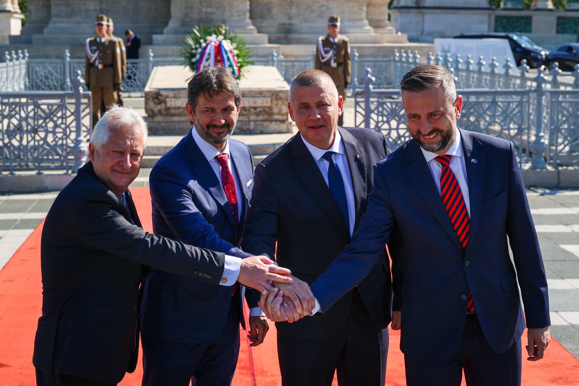 A V4-ek katonai együttműködésének erősítéséről állapodtak meg a védelmi miniszterek