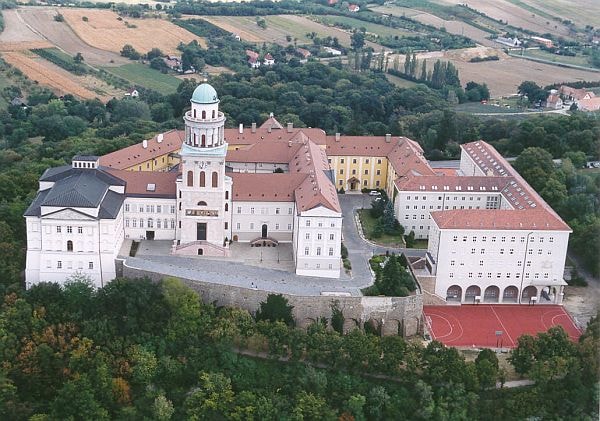 A klasszikus és a kortárs művészet párbeszéde Pannonhalmán