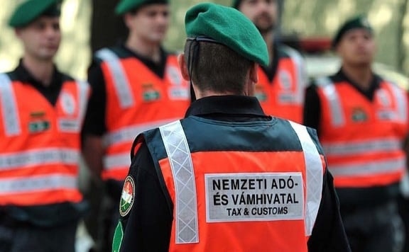 Uniós támogatásokkal visszaélő bűnbanda hétszázmilliós vagyonát zárolta a NAV