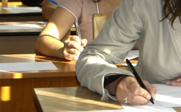 Kötelező a másfél méteres távolság tartása a felvételi és záróvizsgákon