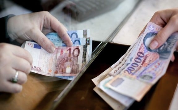 Így spórolhatunk a devizaátváltás költségén