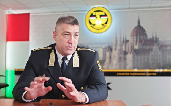 A TEK főigazgatója nem állította, hogy az elfogott szír férfi a görög titkosszolgálattal működne együtt