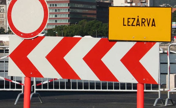 Baleset miatt lezárták az M4-est