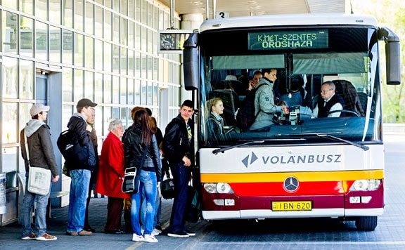 Hétfőtől vidéken kötelező a szájmaszk a Volánbuszokon
