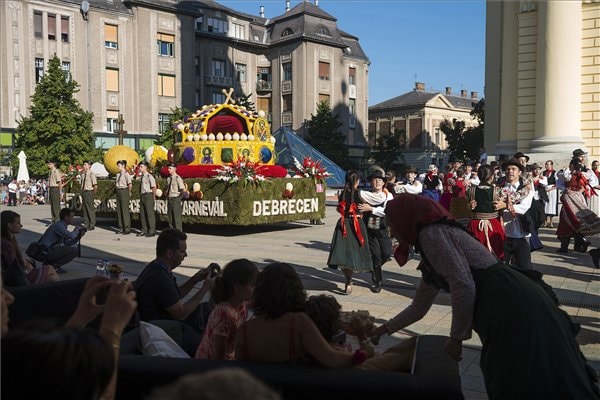 Tizennyolc virágkocsi lesz látható Debreceni Virágkarneválon
