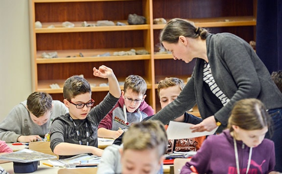 „Az ellenzék ideológiai alapon osztja fel a köznevelés rendszerét”