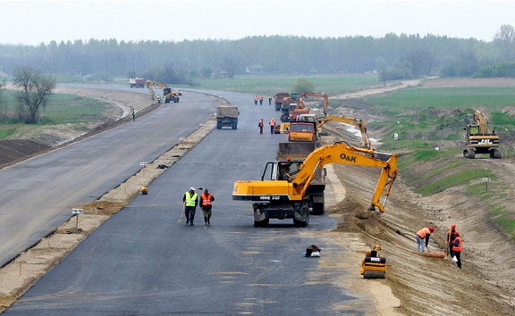 Országszerte 600 kilométer új út épül