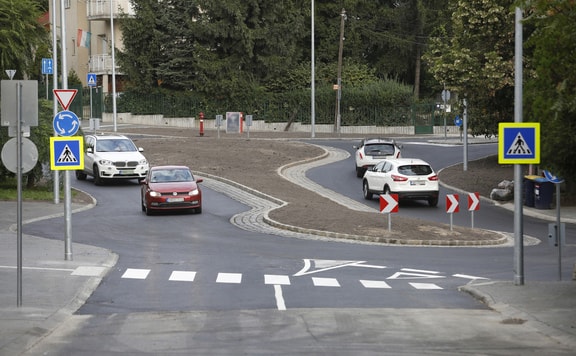 Csőtörés miatt torlódik a forgalom a 10-es főúton a solymári körforgalom előtt