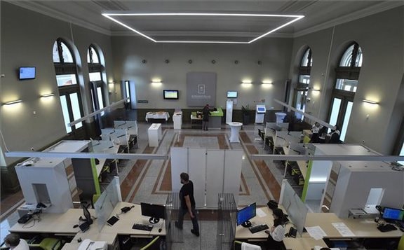 Legalább 10 százalékkal emelkedik a kormányhivatali dolgozók bére