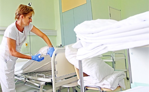 Országos látogatási tilalom lépett érvénybe a kórházakban, idősotthonokban