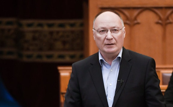 Szexuális zaklatással viccelődött az MSZP-s Burány Sándor