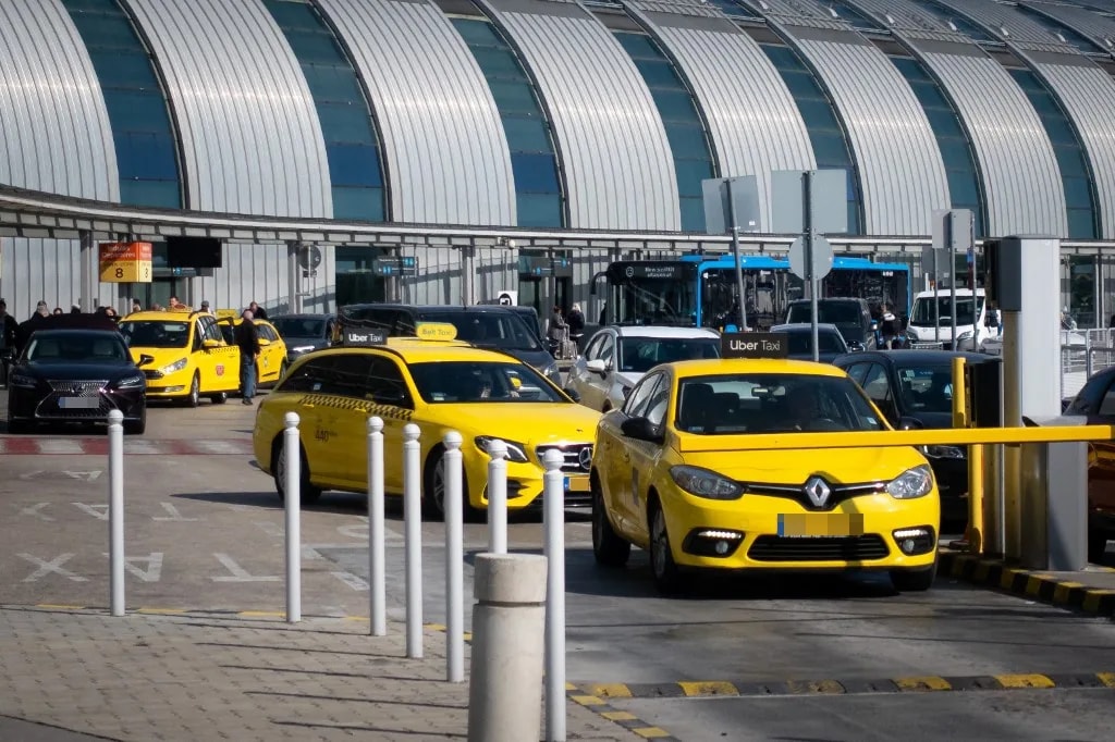 Megszűnik a taxik 5 perces díjmentes áthaladási lehetősége a repülőtéri parkolókban