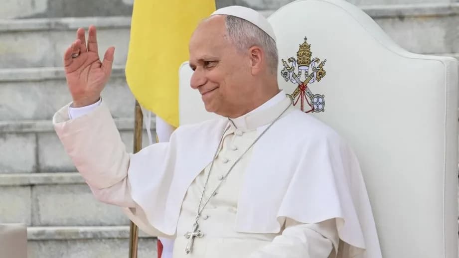 XIV. Leó pápa Castel Gandolfóba költözik a nyári hőségben